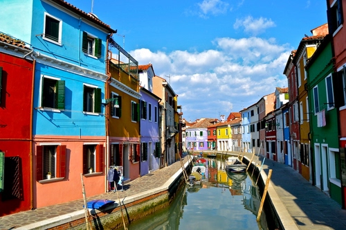 Immagine con canale, colori, barche, case, nuvole, acqua, cielo, palazzi, pali, fiume, barca, burano, venezia, multicolore, riflessi, riflesso