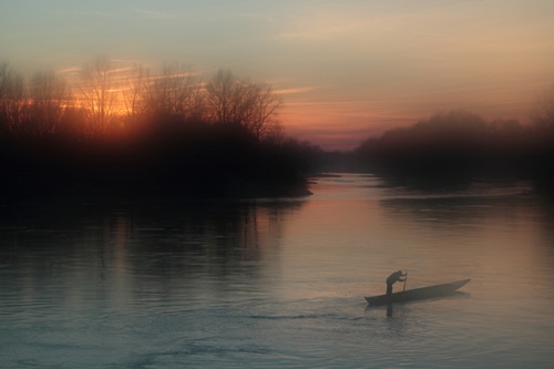 Immagine con barca, tramonto, acqua, alberi, fiume, alba, piante, uomo, barcaiolo