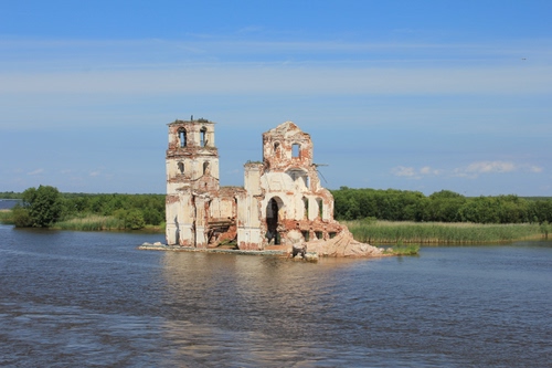 Immagine con acqua, alberi, ruderi, campanile, chiesa, fiume, cielo, rovine, verde, vegetazione, azzurro, nuvole, lago, laguna, isola, abbandono, rudere, blu, mare, isolotto