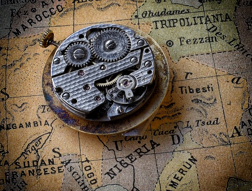 Immagine con orologio, ingranaggi, mappa, africa, rotelle, meccanismo, bilanciere, viti
