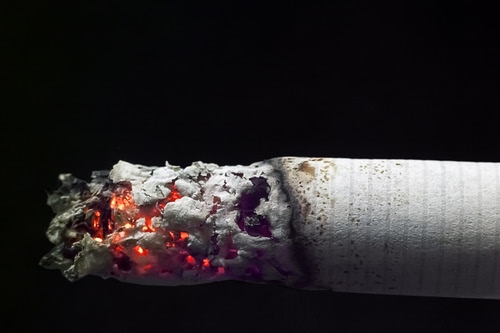 Immagine con sigaretta, cenere, fuoco, nero, accesa, macro, bianco, rosso, brace