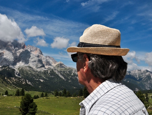 Immagine con montagne, cappello, uomo, nuvole, occhiali, cielo, alberi, montagna, panorama
