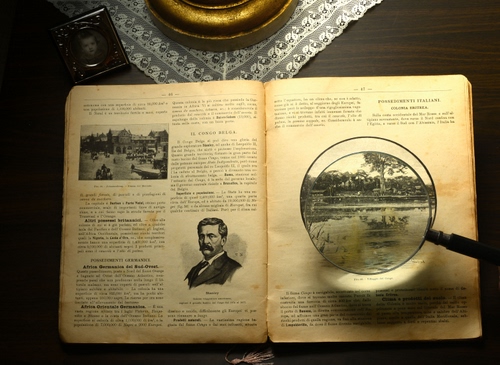 Immagine con libro, lente, antico, storia, fotografia, ingrandire, scritte