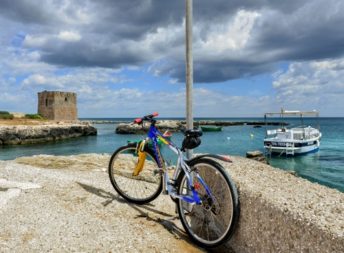 Immagine con mare, bicicletta, torre, barca, nuvole, ruote