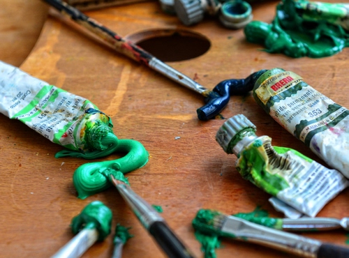 Immagine con verde, pennelli, tubetti, colori, tavolozza, olio, blu, foro, colore, tappi, tempera