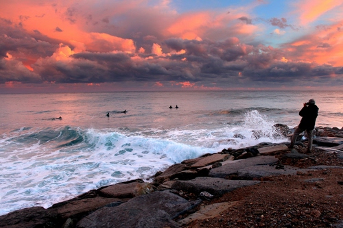 Immagine con fotografo, onde, mare, nuvole, tramonto, scogli