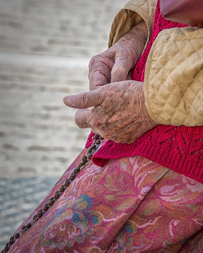 Immagine con mani, rosario, rosso, devozione, preghiera, vestito, anziana, donna, corona