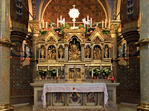 Immagine con altare, chiesa, candele, colonne, fiori, crocifisso, statue, oro, tovaglia, tabernacolo, sculture, interno, dorato, archi, decorazioni, croce, vasi
