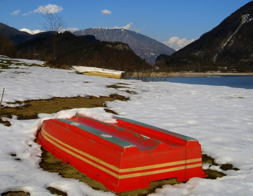 Immagine con neve, barca, inverno, lago, montagna, rosso, rossa