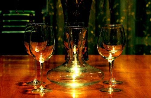 Immagine con bicchieri, vetro, decanter, luce, calici, tavolo, riflessi, verde, luci
