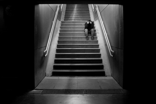 Immagine con bianconero, uomo, corrimano, scala, gradini, persona, seduto, scalini, scalinata, nero, scale, disperazione, mancorrenti, ombre, solitudine