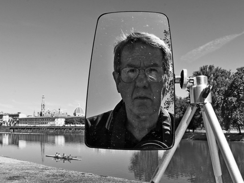 Immagine con fiume, specchio, bianconero, riflesso, acqua, uomo, autoritratto, occhiali, cavalletto, canoa, ritratto