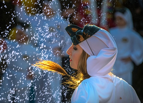 Immagine con maschera, carnevale, coriandoli, profilo, bionda, donna, oro, pulcinella, capelli, ragazza, bianco