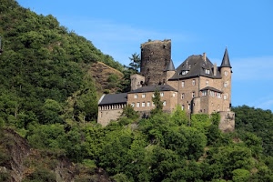 castello, finestre, alberi, tetti, torre, verde, torri, abbaini, cielo, rudere, azzurro, bosco, collina, comignoli, montagna