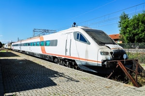 treno, stazione, binario, ombra, cielo, bianco, vagoni, locomotore, alberi, ferrovia