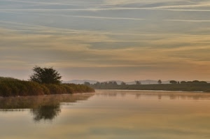 fiume, nuvole, cielo, alberi, acqua, riflesso, riflessi, verde, albero, rive, azzurro, colline, panorama, paesaggio
