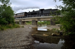 treno, ponte, acqua, locomotiva, alberi, fiume, fumo, verde, piante, riflesso, vapore, ferrovia, cielo, vagoni, ghiaia, riflessi