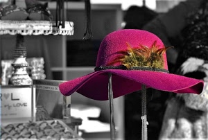 cappello, piume, tesa, vetrina, viola, bianconero, negozio, nastro, nero, rosso, sfocato, colore, esposizione, fucsia