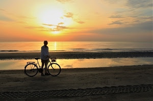 bicicletta, mare, spiaggia, tramonto, nuvole, cielo, controluce, sabbia, alba, acqua, sole, arancione, ruote, riflesso, riflessi, bici, uomo, orme, onde, persona, ciclista