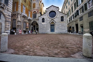 finestre, rosone, piazza, chiesa, palazzi, case, archi, facciata, righe, bianco, porte, cielo, piazzale, balconi, persone