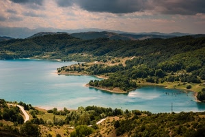 acqua, nuvole, lago, alberi, strada, panorama, paesaggio, azzurro, cielo, colline, verde, boschi, piante