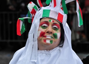 tricolore, rosso, verde, bianco, maschera, bocca, occhi, naso, trucco, faccia, cappello, donna, copricapo, persona, viso, ritratto, sorriso