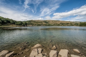 acqua, nuvole, lago, sassi, cielo, panorama, riva, collina, pietre, rocce