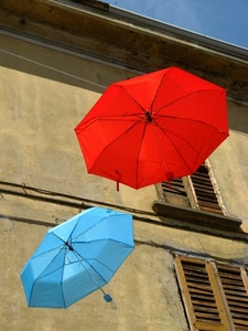 rosso, ombrelli, azzurro, finestre, palazzo, celeste, due, bicolore