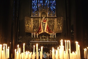 candele, altare, madonna, statua, fiamme, vetrata, chiesa, oro, cera, mantello, rosso, ceri, fiamma, bianco, corona, interno, religione, fiammelle, fuoco