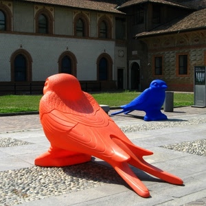 uccelli, blu, arancione, statue, due, cortile, archi, rosso, plastica, finestre, arancio