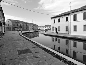 case, acqua, canale, finestre, bianconero, strada, riflesso, riflessi, persone, cielo, curva, antenne, passanti, fiume, nuvole, filo, cavo, tombini