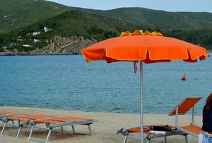 ombrellone, sdraio, mare, spiaggia, arancione, arancio, acqua, sabbia, montagne, lago