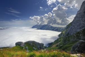nuvole, erba, cielo, rocce, prato, montagna, verde, bianco, montagne, fiori, azzurro, nebbia, massi, roccia, paesaggio