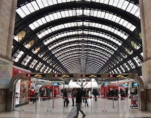 persone, stazione, archi, rosso, vetrate, milano, treni, vetrine, vetro, vetrata, ingresso, porte, soffitto, galleria, entrata, arco, negozi, metallo