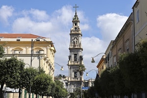 campanile, nuvole, lampioni, alberi, croce, cielo, finestre, torre, verde, case, viale, palazzi, azzurro, statue, statua, terrazzo, città