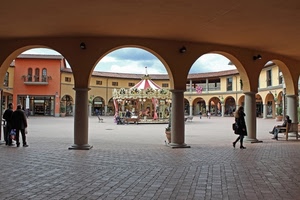 giostra, colonne, persone, piazza, archi, portici, finestre, panchina, balconi, porticato, nuvole, cielo, porte, panchine, passanti