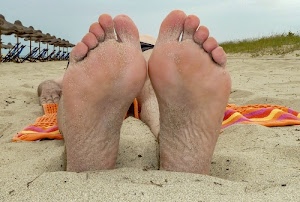 piedi, ombrelloni, sabbia, spiaggia, sdraio, dita, erba, telo, asciugamano, verde, due, uomo, cielo, arancione, duna, mare, sdraiato