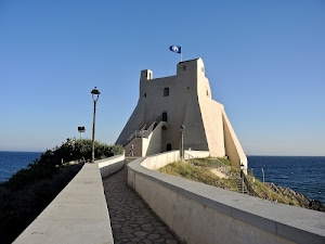 bandiera, cielo, mare, azzurro, lampione, torre, castello, finestre, muretto, strada, lampioni, fortezza, bianco, blu, edificio