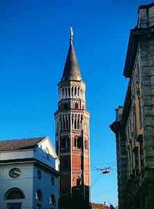 campanile, chiesa, finestre, cielo, cono, case, archi, colonnine, tetto, guglia, palazzo, punta, scorcio, torre, città, azzurro, statua, fili, mattoni, cavi