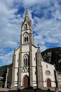 chiesa, rosone, campanile, cielo, croce, nuvole, facciata, statue, finestre, trifora, bifore, porte, portone, bifora, bianco, azzurro, montagna, ombra
