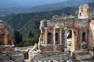 colonne, archi, rovine, alberi, verde, rudere, ruderi, capitelli, muri, panorama, montagna, antichità, romano, pietre, teatro, resti, nicchie, montagne