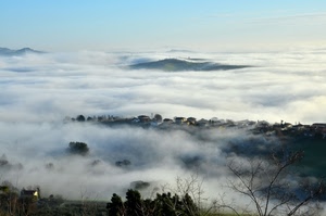 nebbia, nuvole, case, alberi, paese, paesaggio, colline, panorama, cielo
