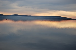 acqua, nuvole, cielo, lago, riflesso, nebbia, montagne, alba, colline, pali, tramonto