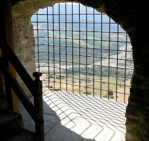 grata, panorama, ombra, alberi, arco, ombre, scala, verde, quadrati, balaustra, affaccio, fiume, campi, finestra, legno, ringhiera, geometrie, metallo