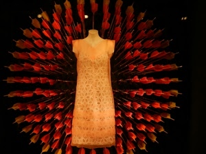 rosso, manichino, vestito, giallo, vetrina, frecce, abito, arancione, sfera, nero, cerchio, fiori, esposizione