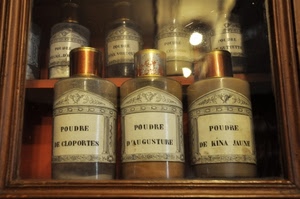 vetrina, bottiglie, legno, vetro, tappi, polvere, barattoli, etichette, contenitori, riflesso