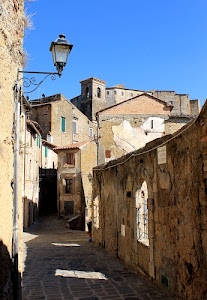 case, lampione, finestre, campanile, vicolo, paese, ombre, strada, azzurro, cielo, scorcio, torre, castello, vicoli, via, muro, porte, lampioni
