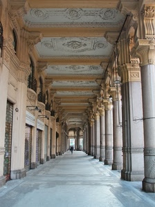colonne, portico, prospettiva, porte, serrande, negozi, pilastri, persone, portici, soffitto