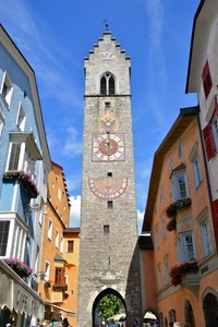 orologio, torre, meridiana, case, stemma, bifora, arco, vipiteno, cielo, finestre, campanile