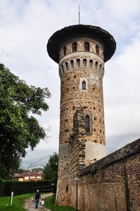 torre, finestre, albero, persone, mura, nuvole, castello, cielo, strada, passanti, alberi